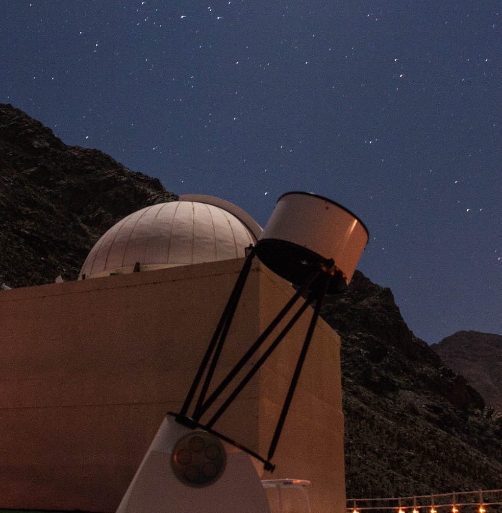 imagen del telescopio de 16 pulgadas al interior de la cúpula de 6 metros de diámetro en observatorio solaris