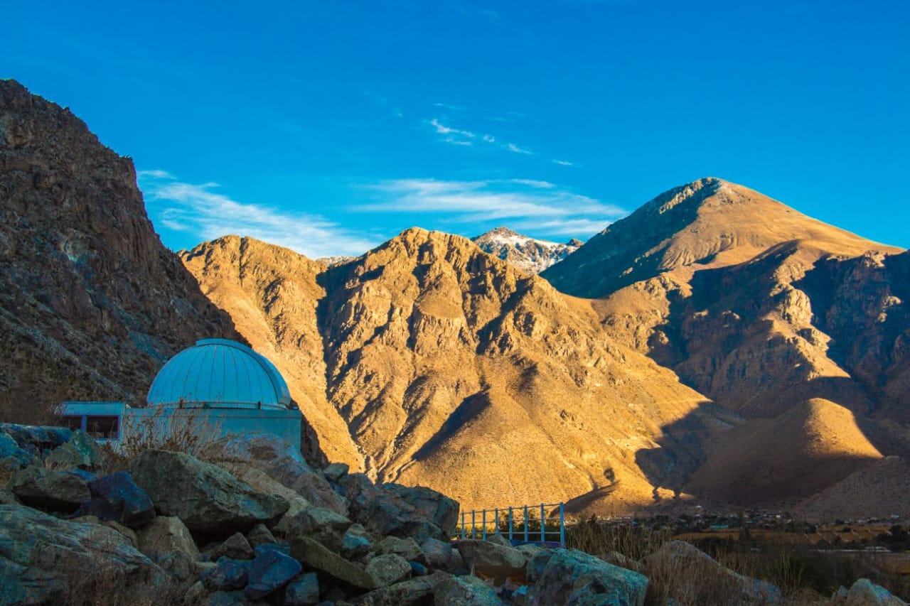 Observatorio Solaris entre montañas del Valle del Elqui