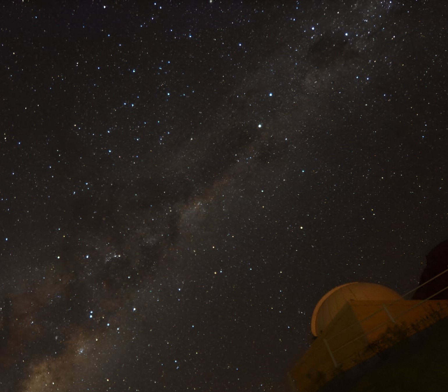 imagen del telescopio de 16 pulgadas al interior de la cúpula de 6 metros de diámetro en observatorio solaris